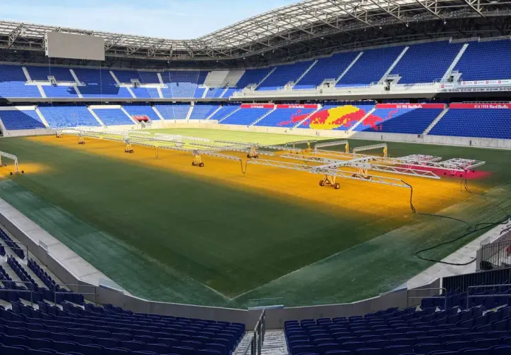 Na murawie Red Bull Arena w Harrison rozstawiono specjalne lampy do pielęgnacji trawy.