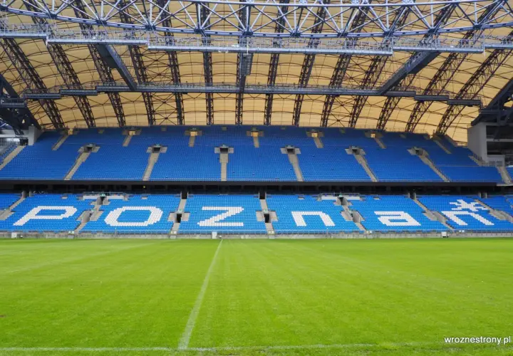 Puste trybuny stadionu Lecha Poznań czekają na emocjonujący mecz.