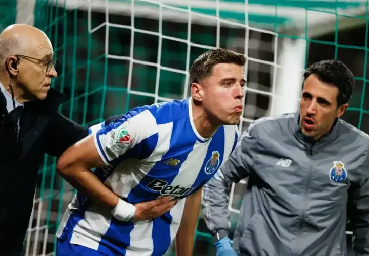 Piłkarz FC Porto, Jan Bednarek, odczuwa ból po kontuzji, wspierany przez sztab medyczny.