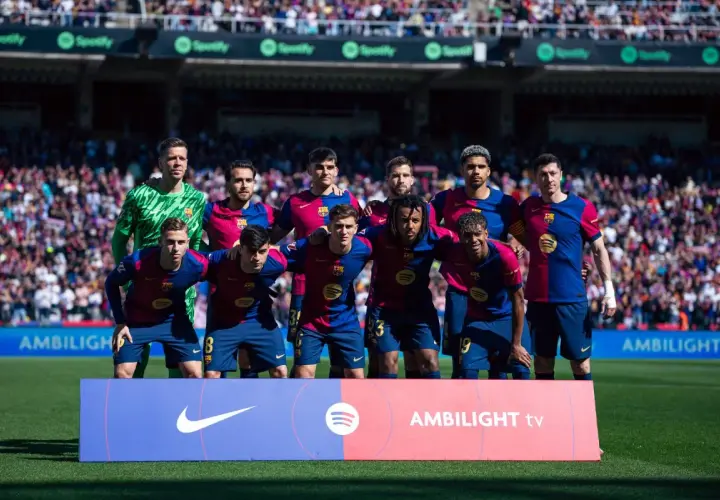 FC Barcelona B – zawodnicy w bordowo-granatowych strojach pozują do zdjęcia na murawie stadionu.