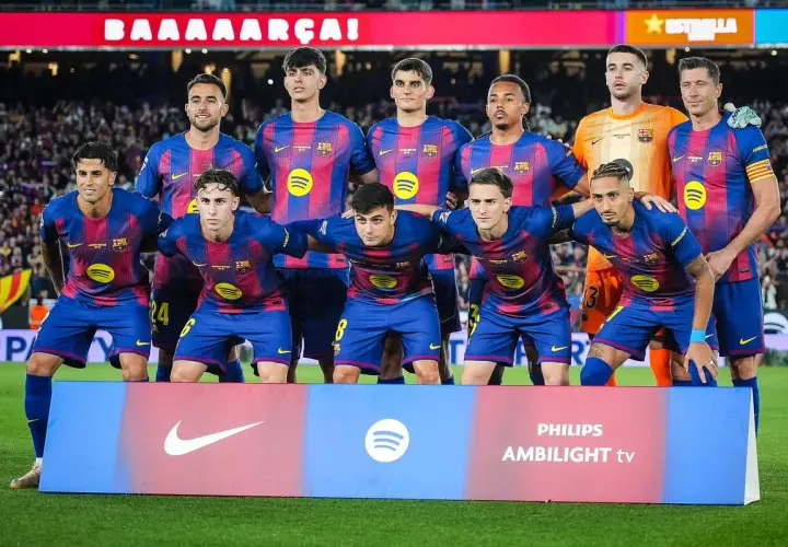 Drużyna FC Barcelona, w tym zawodnicy jak Lewandowski, Pedri i Gavi, pozuje do zdjęcia przed meczem.