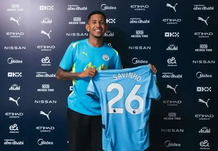 Nowy zawodnik Man City, Savinho, prezentuje koszulkę z numerem 26.