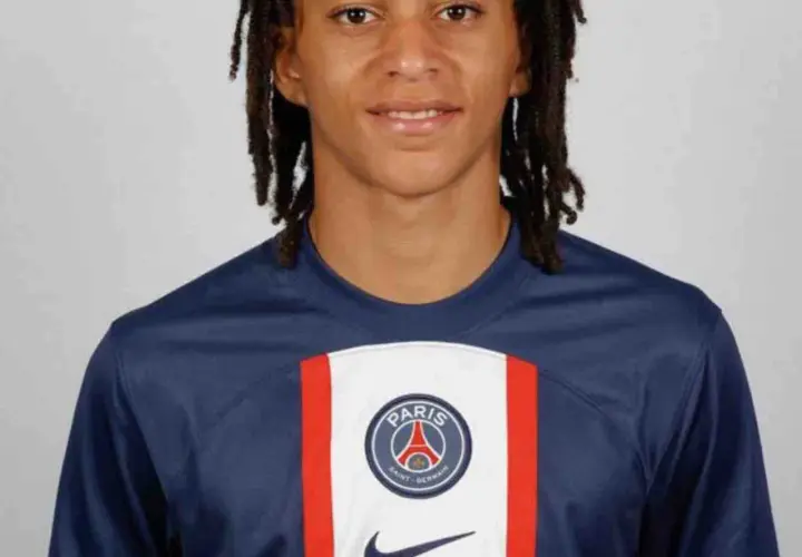 Młody piłkarz Ethan Mbappé w koszulce PSG. Jego wiek to 16 lat.