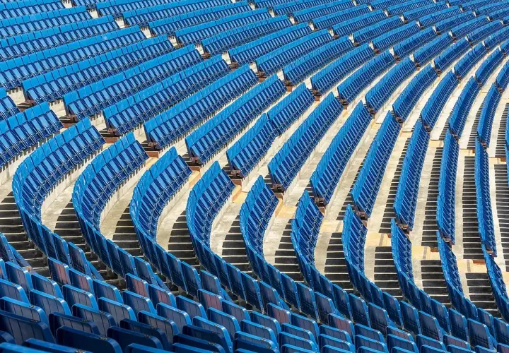 Puste, niebieskie trybuny stadionu. Zastanawiasz się, czy na stadion można wnieść jedzenie?