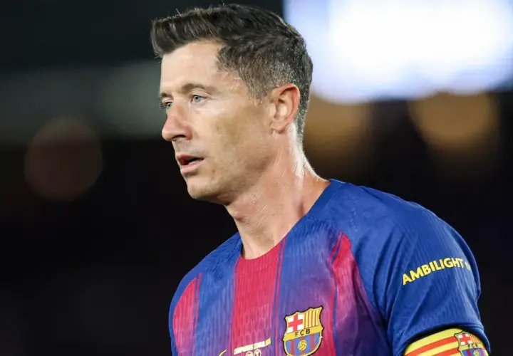 Robert Lewandowski, znany z gry na pozycji napastnika, w koszulce FC Barcelony.