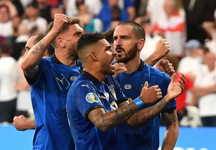 Piłkarze Włoch świętują po jednym z emocjonujących **euro 2020 mecze**.