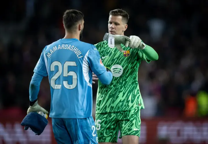 Dwóch bramkarzy, Mamardashvili i Ter Stegen, rozmawia na boisku. Czyżby wymieniali się doświadczeniami najlepsi bramkarze na świecie?