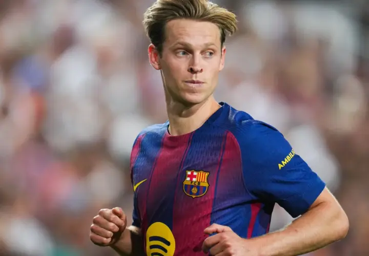 Frenkie de Jong w koszulce FC Barcelony, zamyślony, być może po kontuzji.