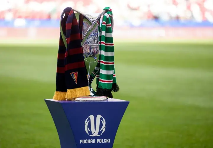 Trofeum Pucharu Polski z szalikami drużyn. Czekamy na losowanie!