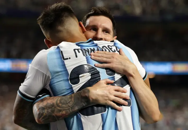 Radość po wygranej na mistrzostwach świata Argentyna. Messi obejmuje kolegę z drużyny.