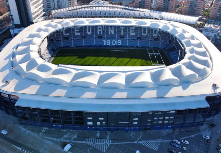 Estadi Ciutat de València, dom Levante U.D. z 1909, z zieloną murawą i białym, falistym dachem.