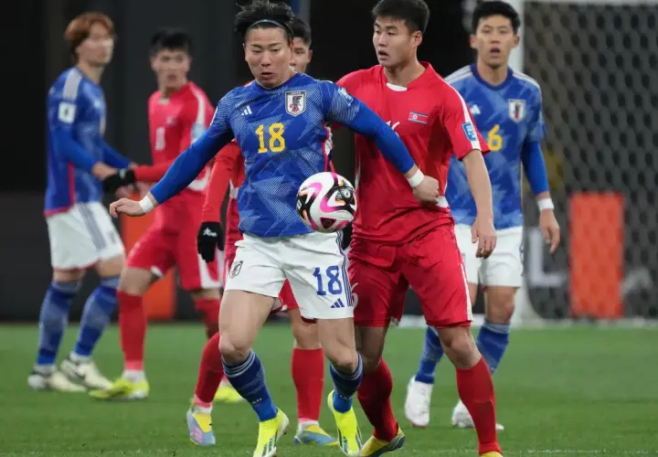 Piłkarze Japonii i Korea Północna w akcji podczas meczu.