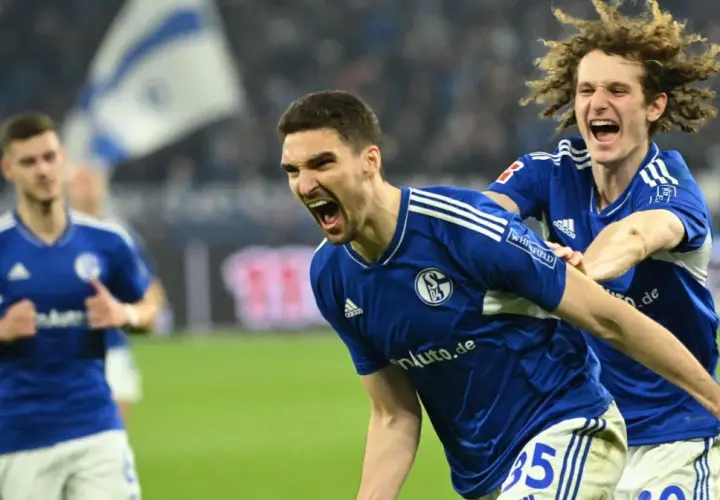 Piłkarze Schalke 04 świętują zwycięstwo nad Herthą. S04 w niebieskich strojach cieszą się z gola.
