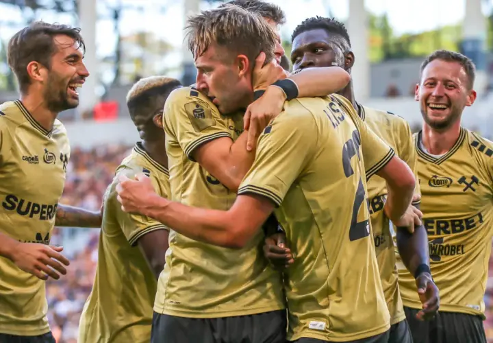 Radość zawodników Girona FC po zdobytej bramce. Piłkarze w złotych koszulkach świętują razem.