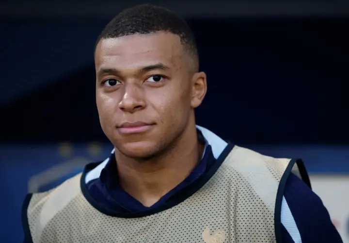 Kylian Mbappé, młody piłkarz z Francji, w kamizelce treningowej. Tak się pisze Mbappé.