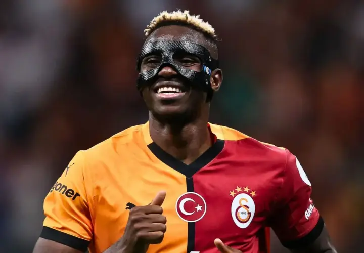 Piłkarz Galatasaray w masce ochronnej, gotowy na mecz z Liverpoolem.