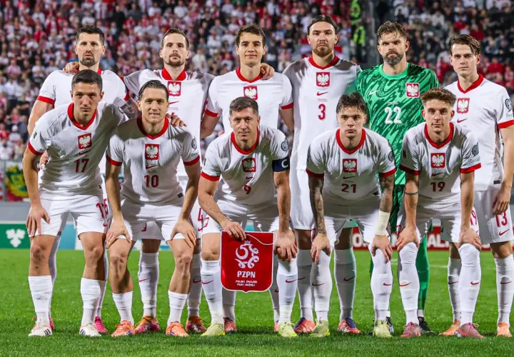 Reprezentacja Polski w piłce nożnej mężczyzn przed meczem z Maltą. Drużyna w białych strojach, z orłem na piersi, gotowa do gry.