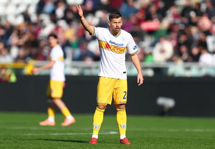 Piłkarz w białej koszulce i żółtych spodenkach z numerem 2, na boisku podczas meczu Lecce – Udinese.