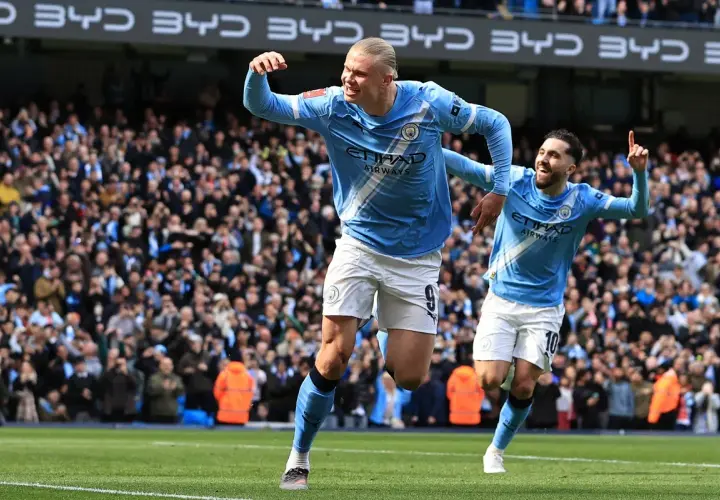 Erling Haaland i Riyad Mahrez z Manchesteru City świętują bramkę w meczu przeciwko Chelsea.