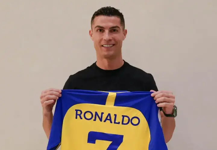 Cristiano Ronaldo prezentuje nową koszulkę. Zobacz, gdzie gra teraz słynny piłkarz!