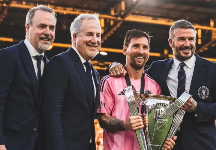 Lionel Messi z pucharem, obok niego David Beckham, jeden z właścicieli Inter Miami, świętują sukces.