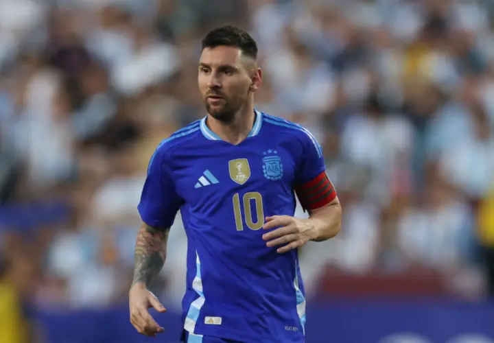 Messi w błękitnej koszulce Argentyny z numerem 10, gotowy do gry w Copa América.
