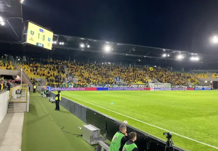 Stadion podczas meczu GKS Katowice – Wisła Płock. Wynik 1:0 dla gospodarzy. Tłumy kibiców na trybunach.