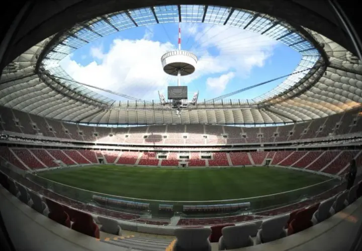 Widok na murawę i trybuny stadionu narodowego z otwartym dachem.