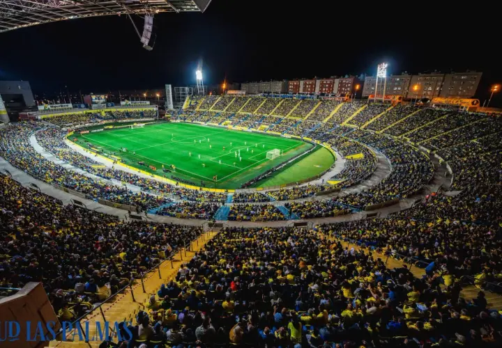 Nocny mecz na Estadio Gran Canaria, wypełnionym po brzegi kibicami w żółtych barwach.