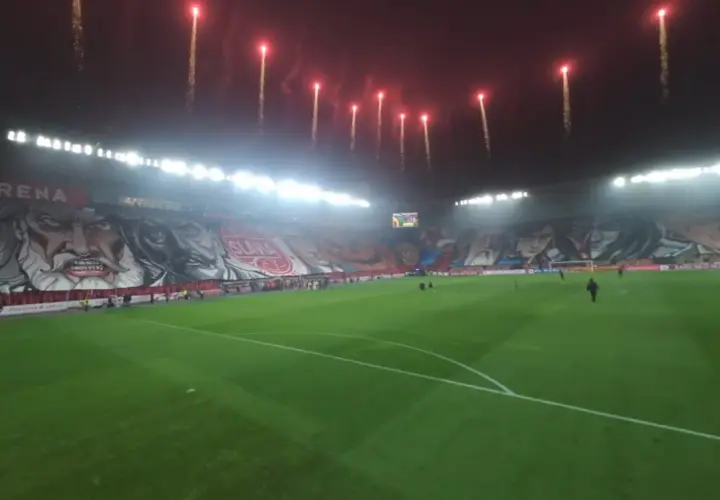 Piękna oprawa meczu SK Slavia Praga: fajerwerki nad stadionem i ogromny mural z podobiznami legend klubu.