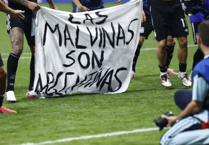 Piłkarze niosą transparent "Las Malvinas son Argentinas" po meczu Mistrzostw Świata 2024.