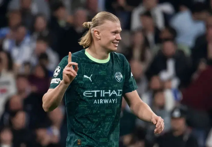 Erling Haaland z Man City, po strzeleniu bramki w meczu z West Ham, pokazuje palcem "jeden".
