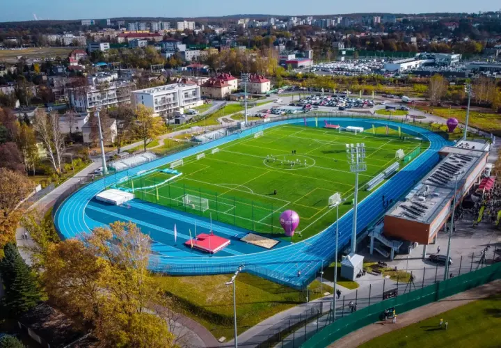 Nowoczesny stadion lekkoatletyczny i boisko piłkarskie w Katowicach, symbol rozwoju sportu w mieście.