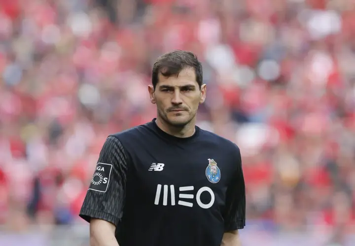 Iker Casillas, bramkarz FC Porto, w czarnej koszulce z logo klubu. Jego wzrost jest imponujący, co widać na boisku.