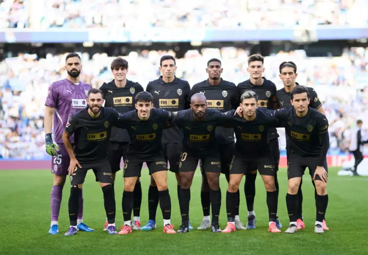 Drużyna Valencia CF – zawodnicy pozują do wspólnego zdjęcia na murawie stadionu.