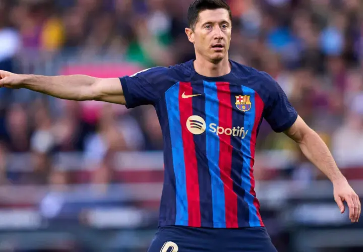 Robert Lewandowski, kapitanem Barcelony, w nowym stroju z logo Spotify.