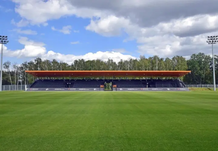 Piękny, zielony stadion w Warszawie, gotowy na mecze Hutnika.