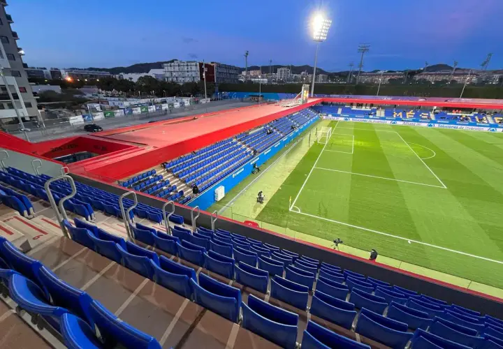 Puste trybuny stadionu Johan Cruyff w blasku jupiterów, gotowe na mecz.