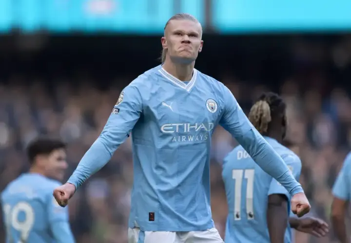 Erling Haaland, najdroższy piłkarz na świecie, w błękitnej koszulce Manchesteru City, świętuje bramkę.