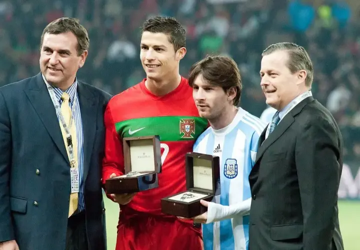 Cristiano Ronaldo i Leo Messi, dwaj z 100 najlepszych piłkarzy wszechczasów, odbierają nagrody.