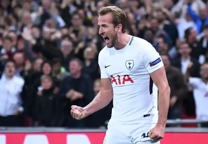 Harry Kane, jeden z najlepszych zawodników Premier League, świętuje bramkę.