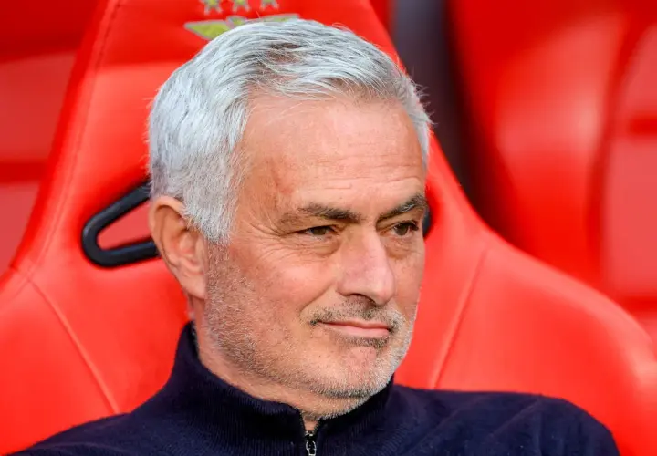 Siedzący na czerwonej ławce José Mourinho, którego siwe włosy i zmarszczki świadczą o doświadczeniu, przypomina o czasach, gdy tworzył podstawowy skład Realu Madryt.