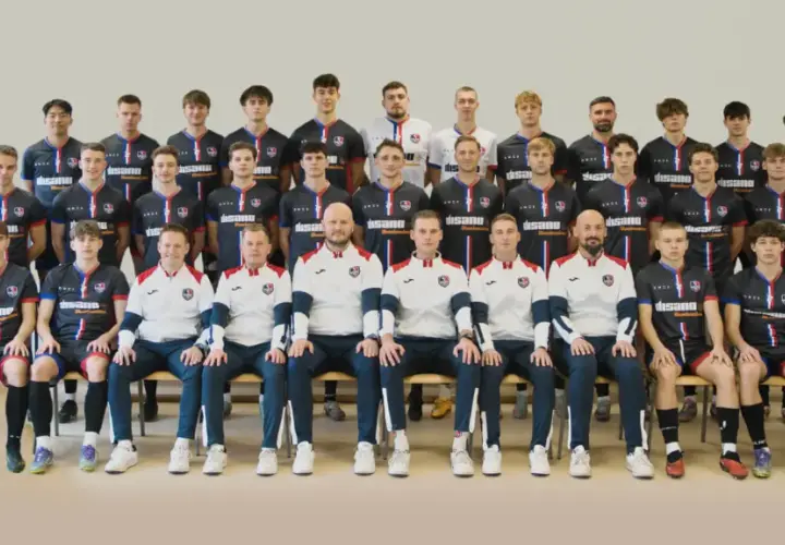 Drużyna Watford F.C. – zawodnicy pozują do wspólnego zdjęcia w strojach klubowych.