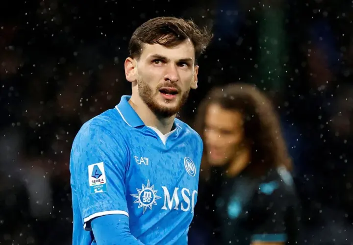 Piłkarz Napoli w niebieskiej koszulce, z logo Serie A na rękawie, w deszczu. Chwicza Kwaracchelia, daty dołączenia do klubu.