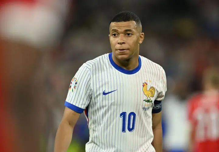 Kylian Mbappé, młody piłkarz, który już teraz budzi pytania: ile lat ma Mbappé? Na zdjęciu w koszulce z numerem 10.