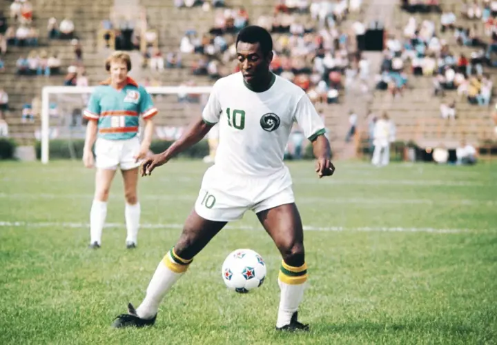 Pele w białej koszulce z numerem 10, grający w New York Cosmos. To jeden z klubów, w jakich grał Pele.