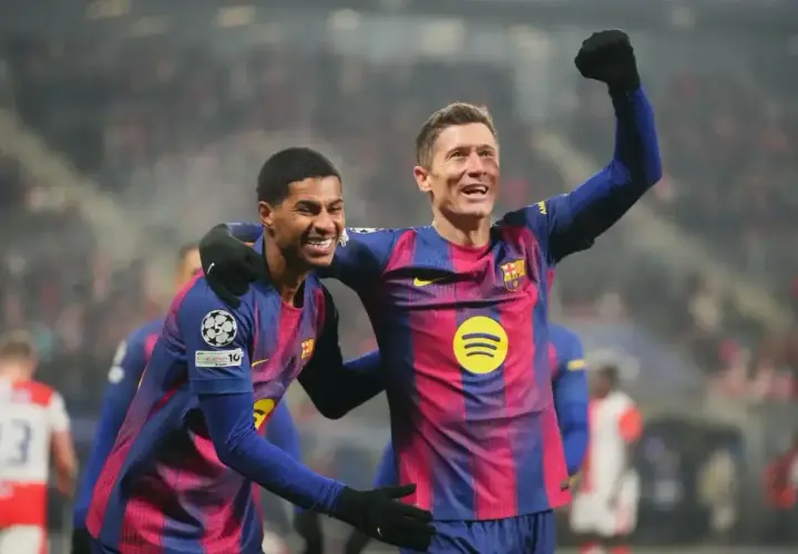 Dwóch piłkarzy Barcelony świętuje, jeden z nich to Robert Lewandowski. Ile goli ma Lewandowski? Tego dnia strzelił kolejnego!