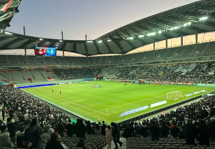 Widok na wypełniony po brzegi seulski stadion piłkarski, gdzie kibice czekają na rozpoczęcie meczu.