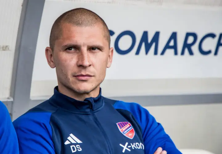 Sonny Kittel, z krótką fryzurą i w dresie z herbem klubu, patrzy w obiektyw.