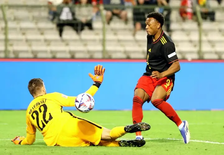 Bramkarz broni strzał zawodnika Belgii. Wynik polska-belgia 6:1.
